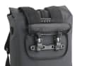 Unter einem wasserfesten Zipper findet sich das Haltesystem für Gepäckträger. Unten hält ein Klettriemen die Tasche dann so fest sie kann.