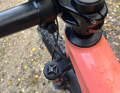 We used a clamping ring as a bracket. This ensures that the light sits wobble-free on the handlebars.
