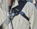 Mit dem ikonischen Seatbuckle-Verschluss und dem Stabilisator-Gurt sitzt sie stabil am Körper - selbst mit Hund.