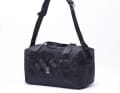 The long shoulder strap combined with a stabiliser strap also makes it possible to carry the duffle on the bike.