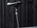 La personnalisation du Bastion Gravelbike ne s'arrête pas au cadre. La tige de selle est également réalisée sur demande en carbone et en titane imprimé en 3D.