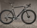 Des manchons en titane imprimés en 3D relient des tubes en carbone légers sur le Bastion Crossroad Gravelbike.