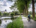 RAVeL: The network of paths for slow-moving traffic, such as the cycle path directly along the river at Solre-sur-Sambre, is predestined for a relaxing cycling holiday in Wallonia.
