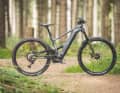 The Bulls Copperhead Evo AM 5 is the top model in Bulls' more affordable fully range. 150 millimetres of travel, 29 inches, 25.4 kg, 6199 euros.