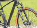 With 100 millimetres of travel, the Cube Reaction is a classic race hardtail. However, the simple Rockshox SID Base does little justice to serious racers.