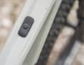 The strength of the K.I.S. system can be adjusted using this slider on the top tube. In our test, we were able to recognise advantages, especially downhill. Uphill, the little helper seems unusual.