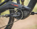The EP801 from Shimano is fitted to the Rotwild and also the Propain. At 2.6 kilos, the drivetrain is quite light, and thanks to new race software, Shimano now also offers (adjustable) coasting. Unfortunately, it rattles downhill.