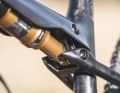The shock, which is embedded in the top tube, is articulated via a mini rocker link and has a low transmission ratio.