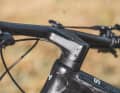 The in-house carbon cockpit flexes extremely and is only clamped to the steerer tube with the lower bolt. An optional tool can be retrofitted in the steerer tube.