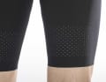 Le short SQlab SQ One12 R est doté de rainures au laser aux extrémités des jambes pour le refroidissement.
