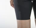 Des bandes réfléchissantes sont utilisées à l'arrière des jambes sans coutures pour une meilleure visibilité.