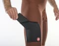 Le Castelli possède deux poches en mesh sur les cuisses et une poche dorsale sur la bretelle.