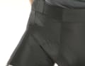 La coupe est correcte, mais le tissu se plisse au niveau du pli de la jambe.