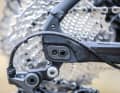 The Giant "buys" the tyre clearance with an adjustable dropout. This also allows the riding characteristics to be adapted to the terrain.