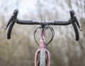 Extreme dimensions on the Fuji handlebars. While the ends of gravel handlebars are flared by an average of 15 degrees, the US bike has a whopping 25 degrees.