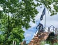 Die riesigen Holzbauten, wo die unterschiedlichen Trails zusammenlaufen, dienen als Treffpunkte.