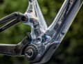 Nicht nur der Motor ist unsichtbar, auch der Dämpfer ist komplett in den Rahmen integriert.