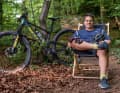 Johannes Schenk ist seit 24 Jahren Biker. Sein zehn Kilo leichtes Scott Spark mit 120-Millimeter-Fahrwerk ist straff eingestellt, denn Johannes’ Liebe gilt langen Anstiegen. Über eine Teleskopstütze denkt er trotzdem nach.