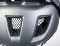 Abus und Alpina statten ihre Helme mit Fliegengittern aus – ein Detail, das nur wenige Hersteller bieten. Beide Helme werden zudem in Deutschland gefertigt.