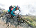 DH-Queen und Deuter-Botschafterin Rachel Atherton mit dem neuen Enduro-Rucksack Hiline.