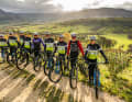 Die Schwäbishce Alb, das BIKE Junior Team und die zwei MTB-Profis Luca Schwarzbauer und Max Brandl auf einem Bild.