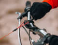 La languette permet de saisir le câble de remorquage Zéfal Bike Taxi correspondant.