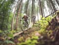 Rasante Downhills, gezimmerte Holz-Features oder Sprünge - Oberammergau serviert für jeden Geschmack  den passenden Trail. Deshalb haben wir unser Test-Duell hier ausgetragen.