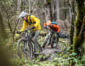 Die Testbedingungen hätten für unsere Sorglos-Bikes nicht besser sein können. Auf den vom Regen durchtränkten Isar-Trails kam Testfahrer Tobi (rechts) selbst mit den dicken Reifen des Fatbikes ins Straucheln.