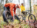 During the test, the Isar trails were literally under water. An organic chain oil against crunching chains is a must. | n.