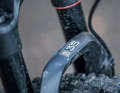 Mit dicken 35-Millimeter-Standrohren bringt die Rockshox 35 Gold RL zwar stattliche 2301 Gramm auf die Waage, ist  aber auch merklich steifer als  die 32-Millimeter-Pendants.
