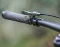 The fork switches between open, platform and closed riding modes via the remote. To reach the lever, however, you have to release the fixed grip on the handlebars.