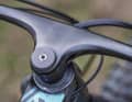 Das tiefe Bike-Ahead-Cockpit sorgt für eine sportliche Position und  wenig Gewicht. Der Lenkwinkel wurde abgeflacht.