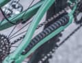 A rarity on full-suspension mountain bikes for around 3500 euros: the chainstay protector specially made for the Rift Zone absorbs impacts well and ensures a pleasant background noise level.
