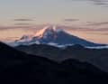 Der Vulkankegel des Chimborazo erhebt sich nahe des Äquators. Bis auf 4300 Meter Höhe führt eine Asphaltstraße, den Rest erkämpft man sich selbst. Danach: 40 Kilometer Trail-Abfahrt.