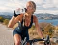 Trinken beim Biken: Klingt gesund, ist es aber nicht unbedingt. Mikro-Plastik, Keime, Weichmacher spülen in den menschlichen Organismus. | Foto KI generiert