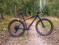 Un cadre de VTT avec fourche rigide et dropbar