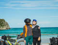 ... et les deux femmes qui conduisent les vélos : Wiebke Lühmann (à droite) et sa compagne pour les trois premiers mois du voyage Hannah Rapp (à gauche)