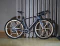 Ce vélo de gravel Specialized est équipé du Bike Ahead Biturbo Edition 15 en Frozen Bronze.