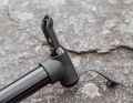 The clamping lever is large and easy to reach. It can be used to securely fix the pump to the valve. However, the short pump head is difficult to hold. There is also a risk of pinching your fingers.