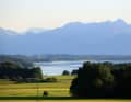 Chiemsee-Alpenland has expanded its offer for cyclists. On World Bicycle Day on 3 June, the tourist region presented three new gravel bike tours that open up the gently rolling hills between the Inn, Simssee and Attel rivers.
