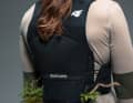 Klar, Blümchen für den Partner zuhause lassen sich damit auch transportieren. Eigentlich sind die hinteren Taschen aber für den Transport von Schonern oder einer Jacke gedacht.