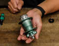 Dabei sollen die neuen Chris King BMX Hubs weit mehr als eine nostalgische Neuauflage sein: Die Naben sollen deutlich leichter und zugleich steifer sein als frühere Versionen.