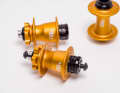 Die Naben besitzen einen vergrößerten Flanschdurchmesser und optimierte Speichenwinkel. Die Konstruktion ist auf 20 Zoll optimiert und kommt hinten wahlweise mit 15-mm-Steckachse oder M10-Bolt-On. Vorne setzt Chris King auf eine 20-mm-Steckachse.