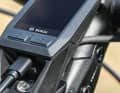 Bosch Kiox: Das ältere Kiox-Display bietet über die Micro-USB-Buchse einen Ladestrom von 1 Ampere. Das reicht, um das Telefon bei aktiver Navigation mit ausreichend Strom zu versorgen. Bosch setzt auf einen Sonderstecker, für den es im Zubehörhandel passende kurze Spezialkabel für Smartphones mit USB-C, MicroUSB und Apple-Lightning-Anschluss gibt.