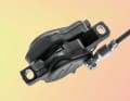 The practical advantages of the two-piston brake caliper are obvious: fewer piston sealing rings, fewer moving parts and also fewer problems with unevenly extending pistons and rubbing pads.