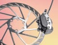 The pressure point of the predecessor felt digital, the power delivery too impetuous - off-road, it took a lot of sensitivity to effectively transfer the enormous braking forces to the trail. Some riders even switched to smaller 180 mm discs to tame the braking monster.