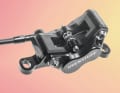 Bei ihrer leichten Vierkolbenbremse verheiratet die Bremsenmanufaktur die filigrane Piccola-Pumpe samt 3D-gedrucktem Titanhebel mit dem kräftigen C42-Bremssattel.