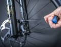 1 Loosen the brake calliper: Loosen the two screws on the brake mount. Now pull the brake lever until the brake pads are firmly in contact with the disc. Tighten the screws again with the brake lever pulled.