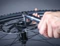 1 Six-hole disc: The disc is secured using six bolts, which are tightened crosswise with a torque of 4-6 Nm, depending on the brake model. The screws are provided with a screw lock to prevent unintentional loosening of the brake disc.