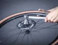 3 Observe the direction of rotation: Caution: When fitting the brake discs, always observe the correct running direction. Shimano usually marks this with an arrow. Centrelock mounting is also possible with a nut as an alternative.